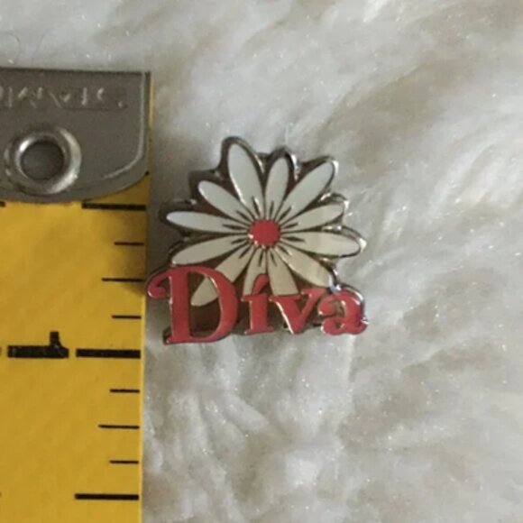 Drama Three Pin Lot Divas, Stars and Theatres - Picture 6 of 14